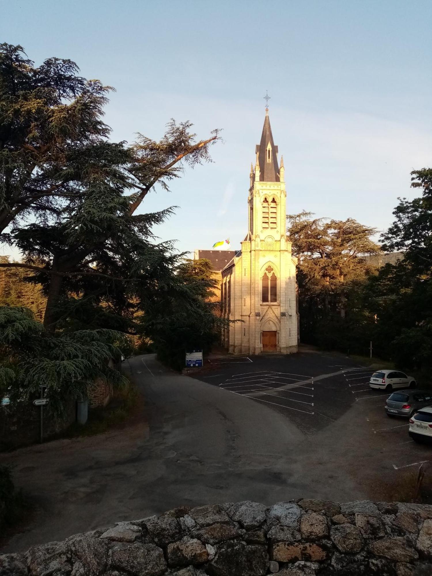 Avec Parking Gratuit Sur Place.