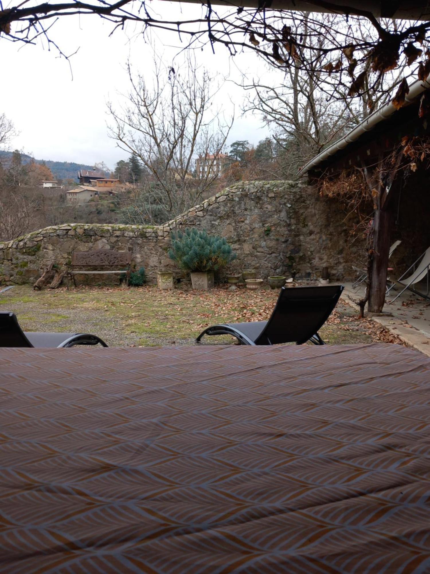 Avec Parking Gratuit Sur Place. *
